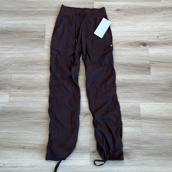 Lululemon Dance Studio Mid-Rise Pant
Regular color espresso woman’s size 0 to 14 - Picture 5 of 10